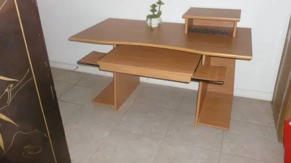 New Excellent desk or table