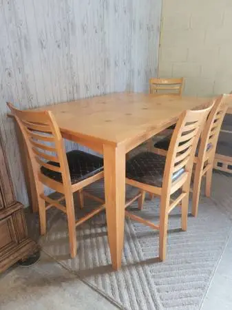 Dinning Table With 4 chairs