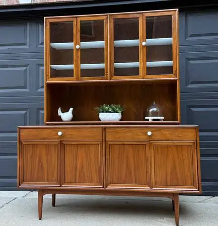 Absolutely gorgeous 2 piece Drexel declaration China hutch