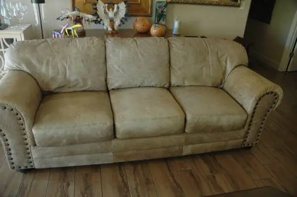 ARIZONA LEATHER COUCH AND 2 CHAIRS WITH OTTOMANS