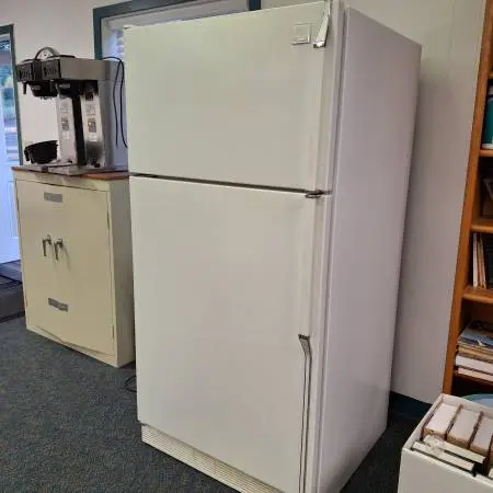 Fridge 18cuft  w/ Ice Maker by Whirlpool