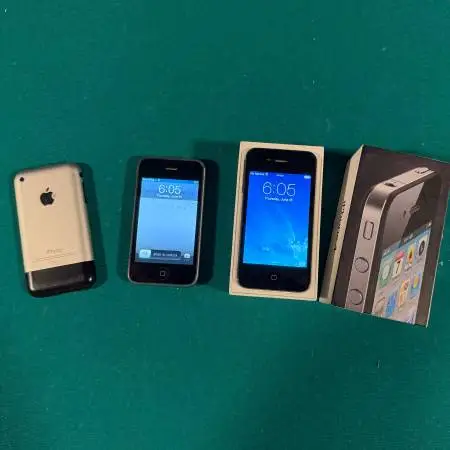 Vintage iPhone Collection (3 Phones) - iPhone 2G, 3GS, & 4