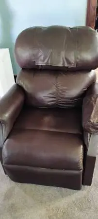 Recliner./powerlift chair.. push button recline or lift