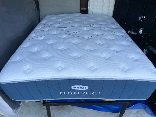NEW THICK QUEENSIZE HYBRID ULTRAPLUSH MATTRESS. STORE DISPLAY