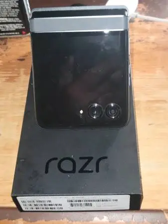 Motorola Razr 2024 not unlocked cell phone carrier Metro by T-Mobile