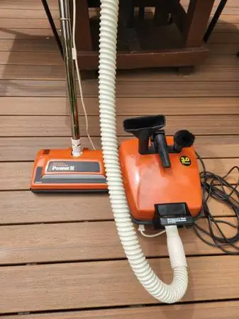 Canister vacuum cleaner
