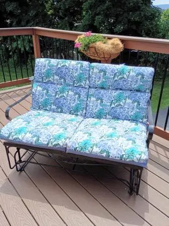 4 PATIO CUSHIONS NEVER USED & LIKE NEW WONDERFUL FLORAL DESIGN