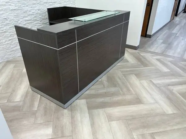 MODERN RECEPTION DESK L SHAPE WITH GLASS COUNTER AND ALUMINUM ACCENTS