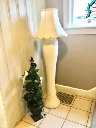 Lamp and topairy