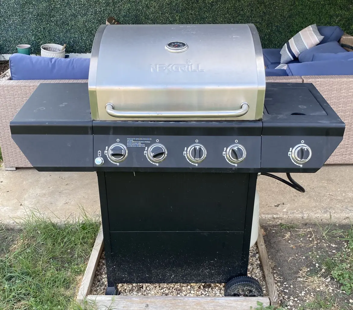Nexgrill 4-burner propane gas grill with single stove top
