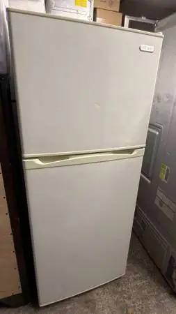 24 Vissani Top Freezer Refrigerator