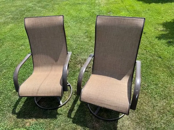 2 PATIO SWIVEL CHAIRS