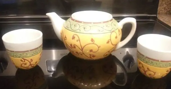 Teapot w/Lid & 2 Cups