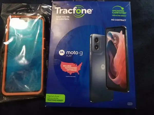 Moto g play brand new nbox with 2yr plan Tracphone/safelink new case