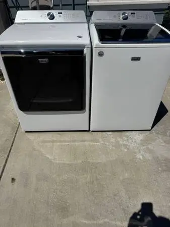 Maytag washer and (GAS) dryer set like new