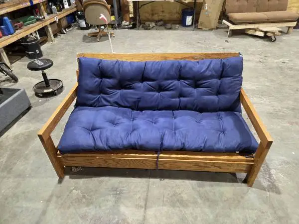 FUTON.