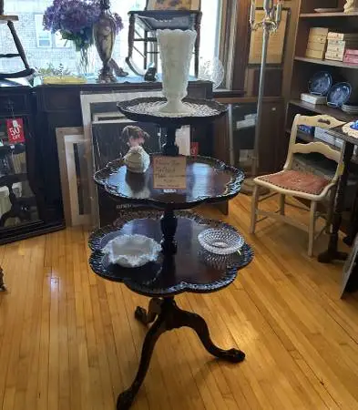 3-TIERED PIECRUST TABLE VINTAGE
