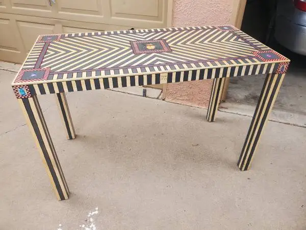 Accent unique table