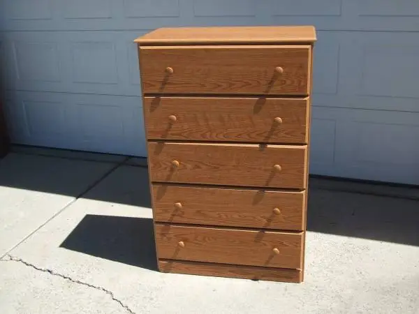 Nice clean 5 drawer dresser