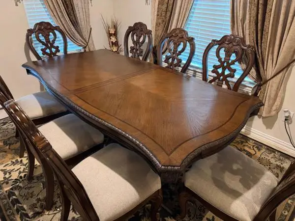 8 person wood dining set excellent condition