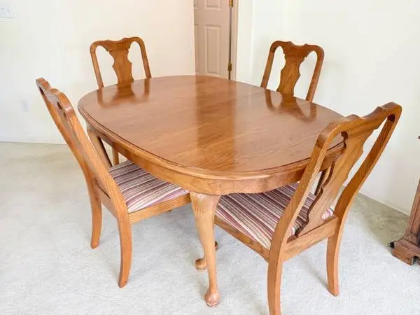 Solid Oak Dinning Table w/ 2 leaves & 4 Chairs