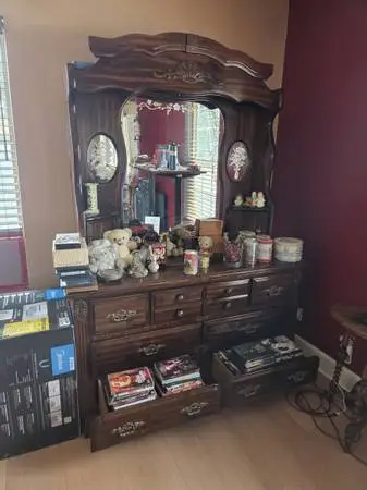 Dresser with Mirror Good Condition!