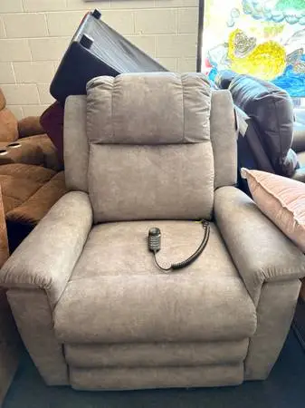 CLEARANCE SALE!! LAZY BOY RECLINERS SOFAS COUCHES COFFEE TABLES