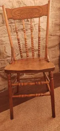 LOWER PRICE: EXCELLENT Cond: Oak Farmhouse Style Spindle Back Chair