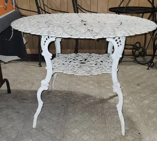 Vintage 1940s-50s Cast Patio Ornate Tabe w 4 free Chairs