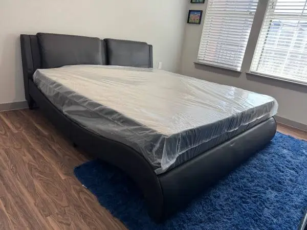 BRAND NEW KING SIZE MODERN PLATFORM BED WITH PLUSH MATTRESS (FREE DELIVERY)