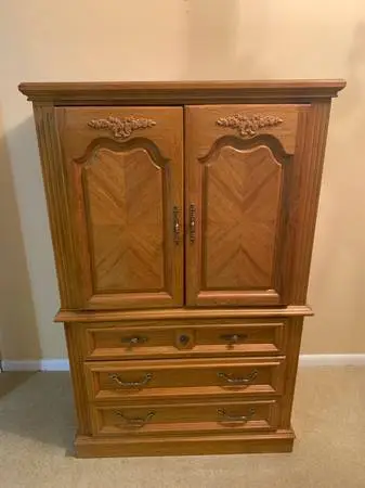 Beautiful Stanley Chest $135
