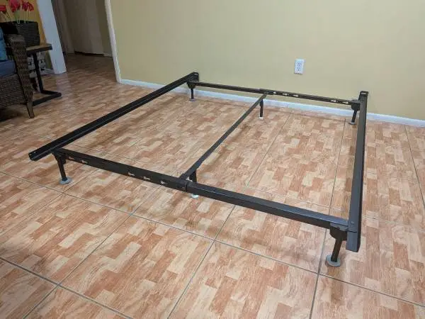 🛏️ Queen Size Heavy-Duty Metal Bed Frame (7.5 Height)