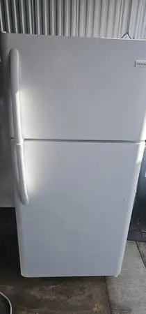 Fridgidaire 18 cu top freezer refrigerator plugged in cold