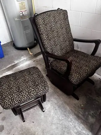 ✨ Glider Chair + Matching Ottoman – Great Condition!