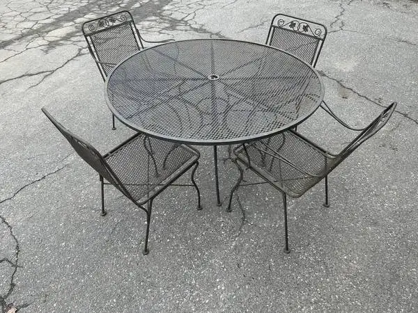 Woodard Vintage Wrought Iron Patio Table w Chairs like new...