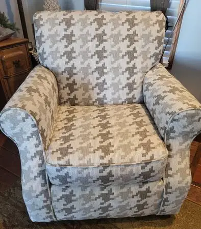 Accent swivel chair