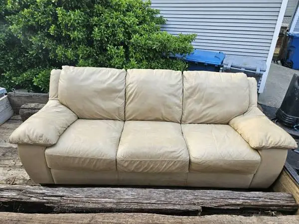 3 Seat Couch; Delivery Possible