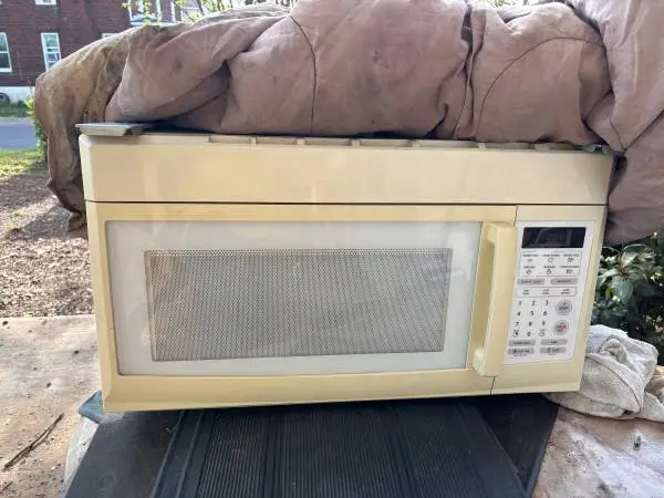 USED OVER THE STOVE MICROWAVE WHITE CLEAN WORKING
