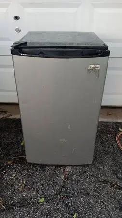 Mini Refrigerator / Compact Refrigerator
