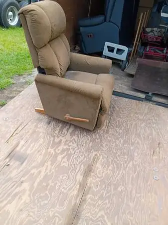 Hey!!!  4 sale. Recliner loveseat. Lazyboy recliner chai.make offer!!!