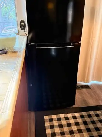 Like New Magic Chef HMDR1000BE Refrigerator (10.1 cu ft)