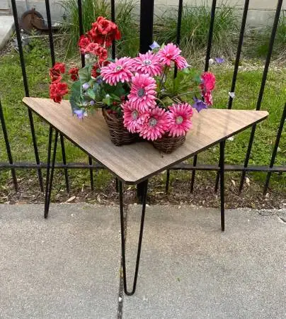 Triangle table hairpin legs