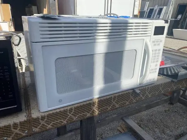 White GE Microwave Oven 1.8 Cu Ft Model #JVM1851WH02 Used