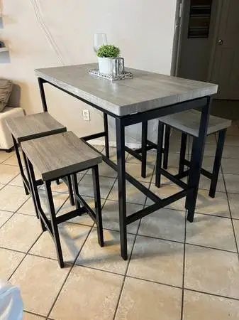 Tall dining table with 4 stools