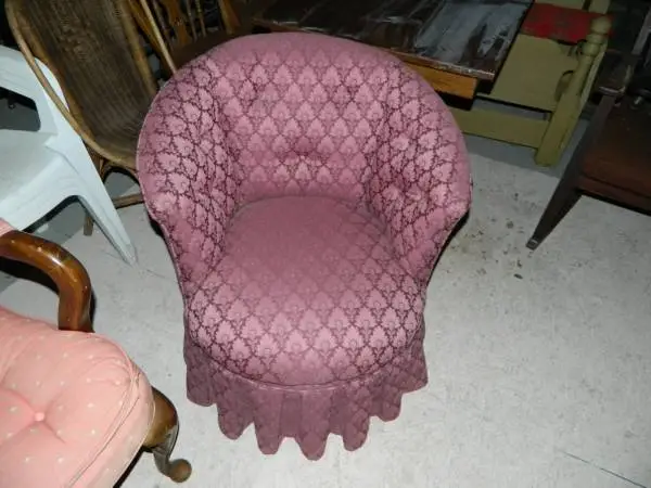 Barrel Back Swivel Chair (Reduced)