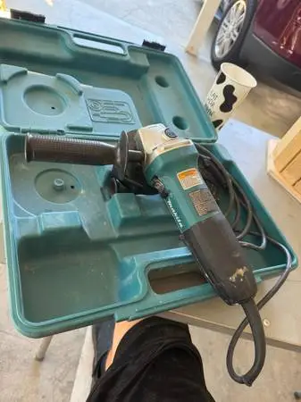 Akita grinder