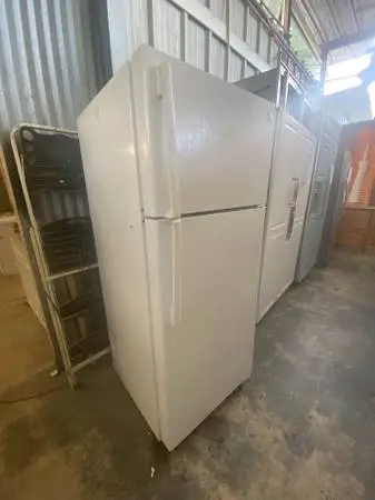 White GE Top Freezer Refrigerator 17.5 Cu Ft Model #GTE18CTHGRWW Used