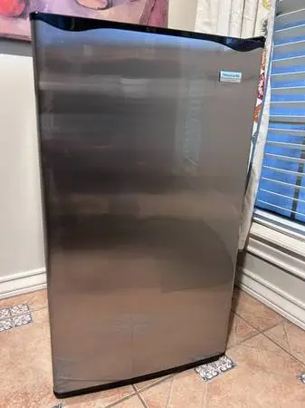 FOR PARTS ONLY! Frigidaire Gallery 3.2-cu ft Mini Fridge