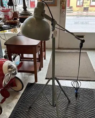 Vintage industrial metal 3 legged lamp/light
