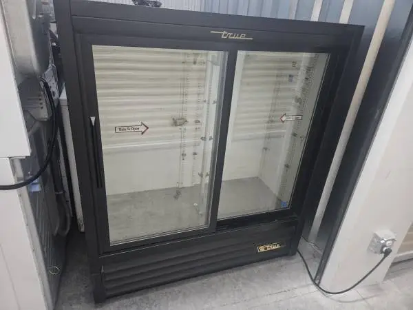 True commercial merchandiser cooler, 2 sliding door, 20 cu ft, runs perfect, no